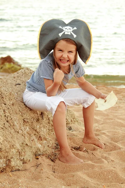 Pretty emotional girl dressed as a pirate on the beach looking for treasure — Stock Photo, Image