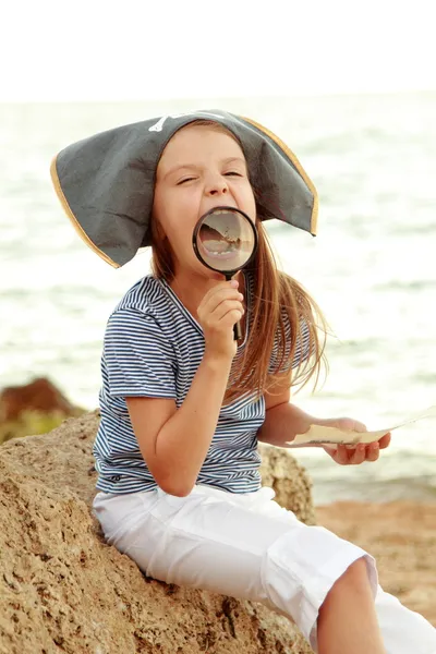 Kaukázusi egy kalap a jelképe, a tengeri kalózkodás, érzelmi kislány — Stock Fotó