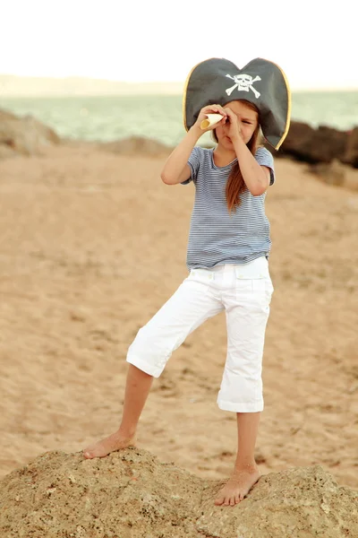 Menina jovem emocional mal em um chapéu com o símbolo da pirataria à procura de tesouro — Fotografia de Stock