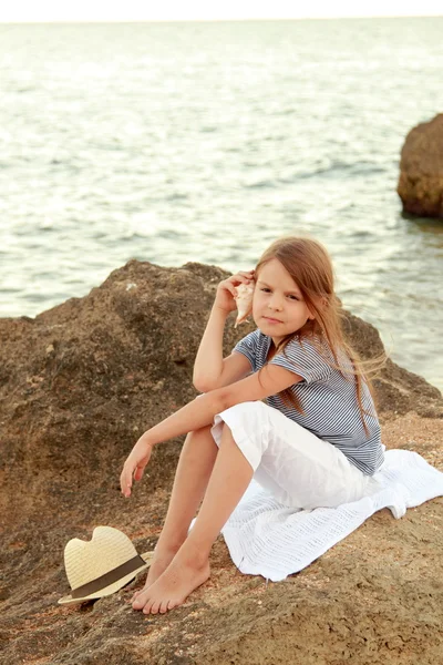 Süßes Mädchen mit langen gesunden Haaren in lässiger Kleidung am Ufer des Sommermeeres — Stockfoto