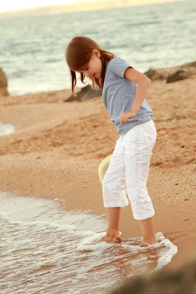 Bella ragazza caucasica con i capelli lunghi e un dolce sorriso appoggiato sull'oceano — Foto Stock