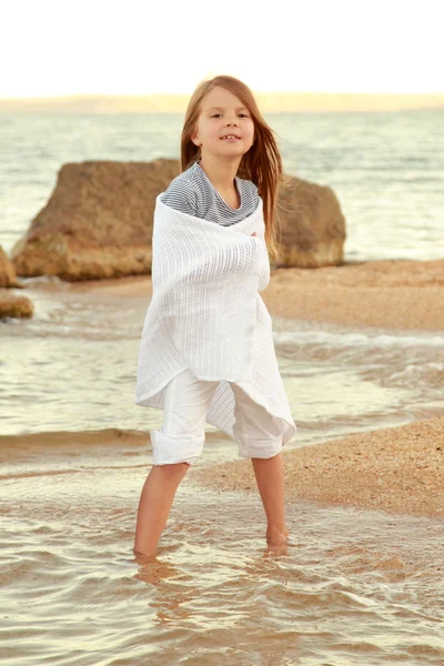Little girl on the beach of the Black Sea at sunset — Stock Photo, Image