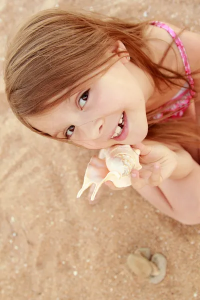 Portrét rozkošné holčičky s mušlí — Stock fotografie