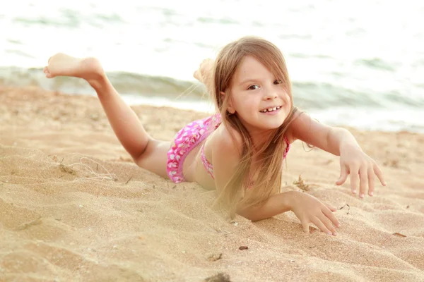 Menina na praia — Fotografia de Stock