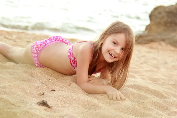 Little cute girl on beach — Stock Photo, Image