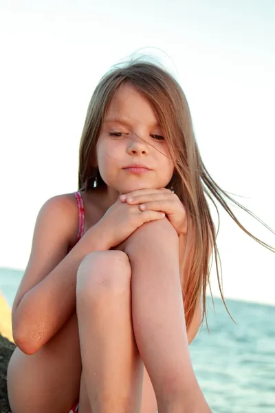 Portrait d'une belle petite fille aux cheveux longs et sains en maillot de bain à l'extérieur — Photo