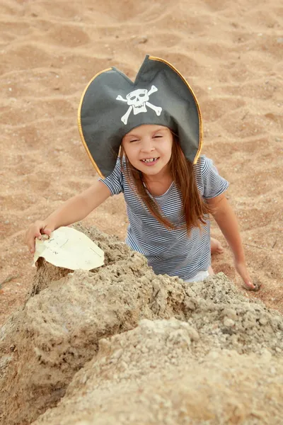 Aranyos kislány kalóz kalap — Stock Fotó