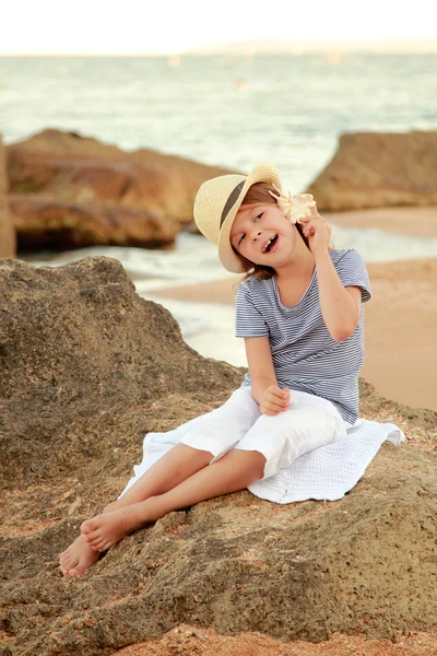 Söt flicka med långt och friskt hår i casual kläder på stranden av sommaren havet — Stockfoto