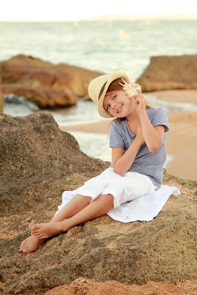 Bela jovem caucasiana com cabelos longos e um sorriso doce descansando no oceano — Fotografia de Stock