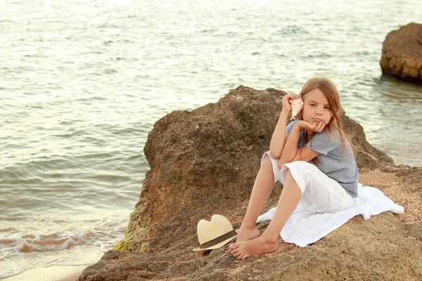 Menina doce com cabelo longo e saudável em roupas casuais no banco do mar de verão — Fotografia de Stock