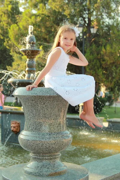 Kaukasische schöne lächelnde Kindermädchen in der Nähe von Brunnen in Sammer — Stockfoto