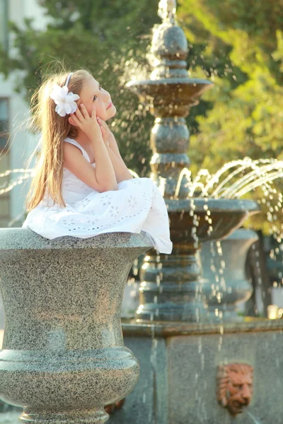 Beyaz güzel gülen çocuk kız sammer Çeşme yakınlarında — Stok fotoğraf