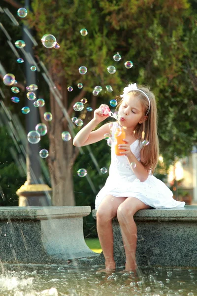 Caucasian lovely smiling child girl near fountain in sammer — Stock Photo, Image