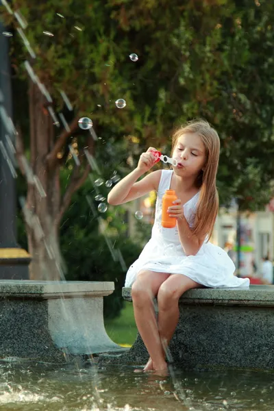 Caucasian lovely smiling child girl near fountain in sammer — Stock Photo, Image