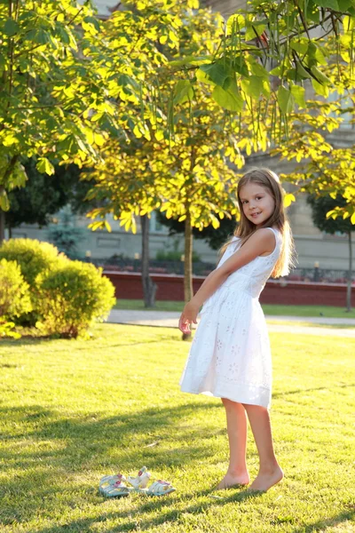 Caucásico precioso sonriente niña cerca de la fuente en sammer —  Fotos de Stock