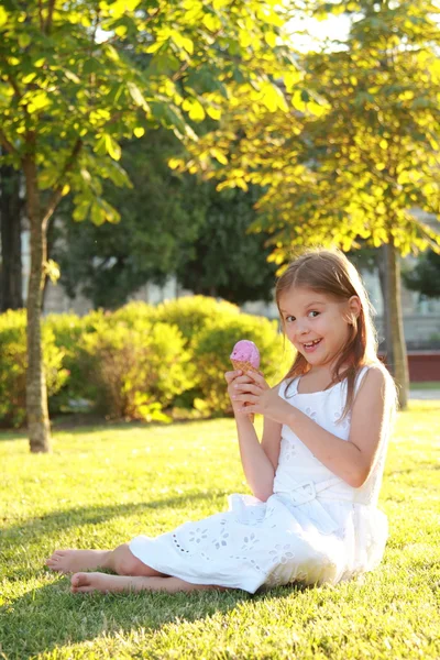 Roztomilá holčička fouká mýdlové bubliny. — Stock fotografie