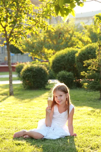 Carina bambina sta soffiando bolle di sapone. — Foto Stock