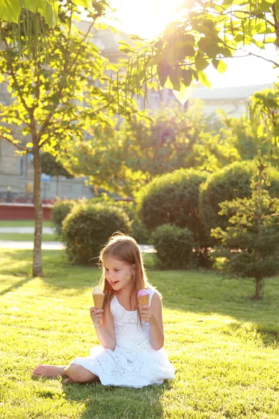 Menina bonito está soprando uma bolhas de sabão. — Fotografia de Stock