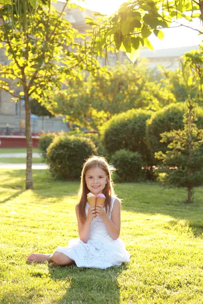 Menina bonito está soprando uma bolhas de sabão. — Fotografia de Stock