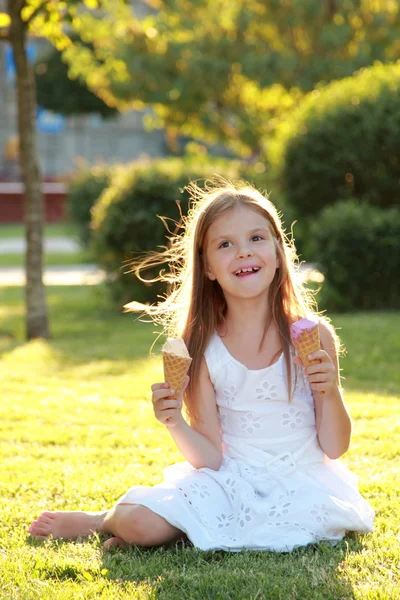 Schattig klein meisje blaast een zeepbel. — Stockfoto
