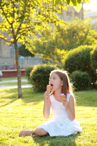 Linda niña está soplando una burbuja de jabón. — Foto de Stock