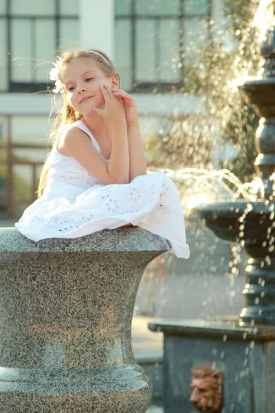 Linda niña está soplando una burbuja de jabón. — Foto de Stock