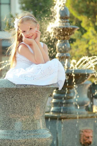 Schattig klein meisje blaast een zeepbel. — Stockfoto