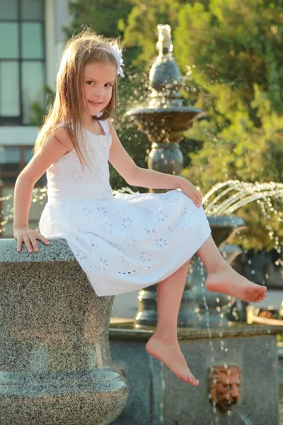 Européen souriant jeune fille avec de beaux cheveux dans une robe d'été blanche — Photo