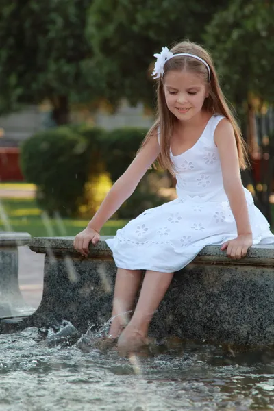 Retrato de menina bonita perto da fonte — Fotografia de Stock