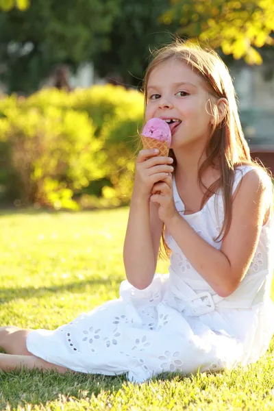 Belle petite fille mangeant de la glace en plein air — Photo