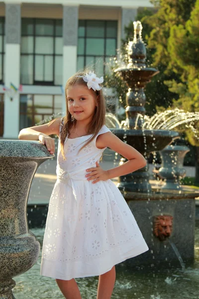 Portret van mooi meisje in de buurt van de fontein — Stockfoto