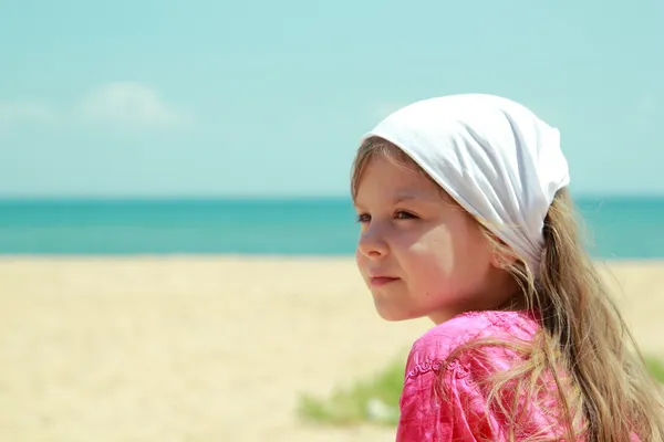 Retrato de linda chica feliz en la playa . — Foto de Stock