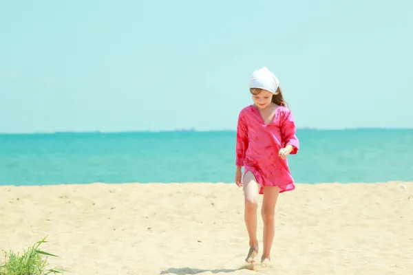 Retrato de linda chica feliz en la playa . —  Fotos de Stock