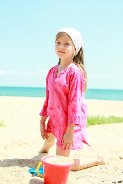 European little girl in bright clothes play and have fun at the sea on a summer theme — Stock Photo, Image
