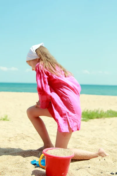 Aranyos boldog lány a strandon portréját. — Stock Fotó