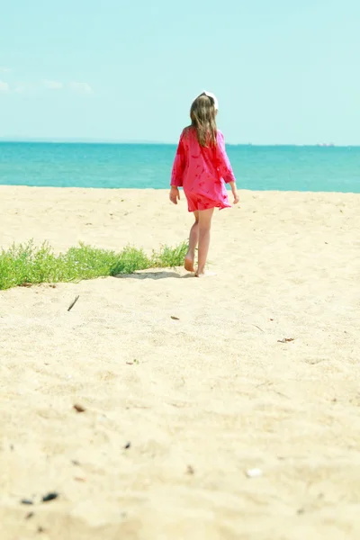 Menina bonita em uma roupa elegante brilhante descansando no mar em um dia quente de verão — Fotografia de Stock