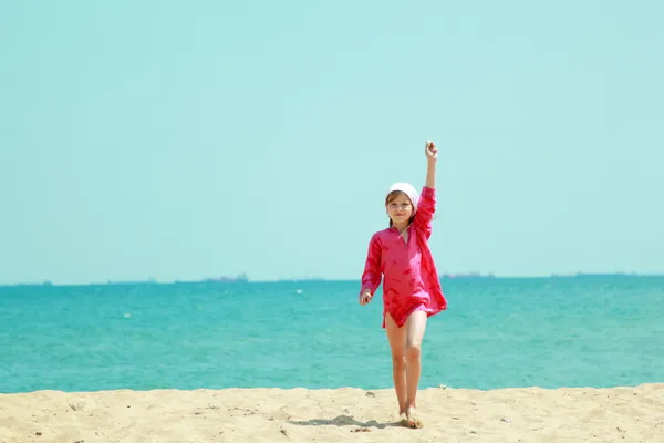 Beautiful young girl in a stylish bright clothes resting on the sea on a hot summer day — Stock Photo, Image