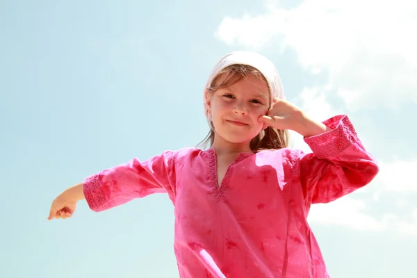 Beautiful young girl in a stylish bright clothes resting on the sea on a hot summer day — Stock Photo, Image