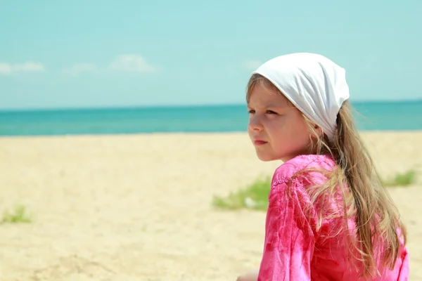 Beautiful young girl in a stylish bright clothes resting on the sea on a hot summer day — Stock Photo, Image