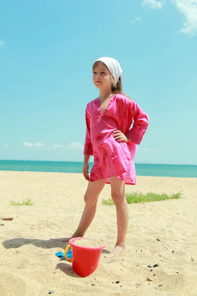 Bella ragazza in un elegante vestiti luminosi che riposano sul mare in una calda giornata estiva — Foto Stock