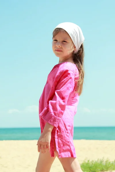 Bella ragazza in un elegante vestiti luminosi che riposano sul mare in una calda giornata estiva — Foto Stock
