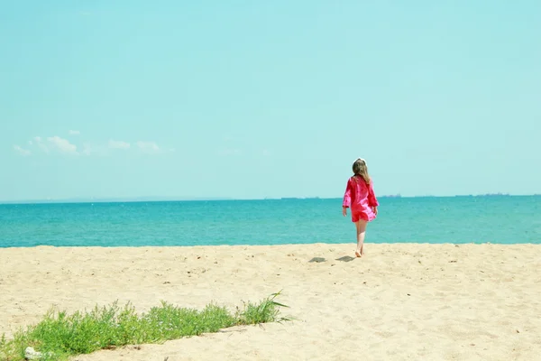 Hezká holčička bavit na písčité pláži pozadí — Stock fotografie