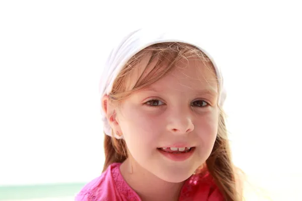 Portrait of cute happy girl on the beach. — Stock Photo, Image