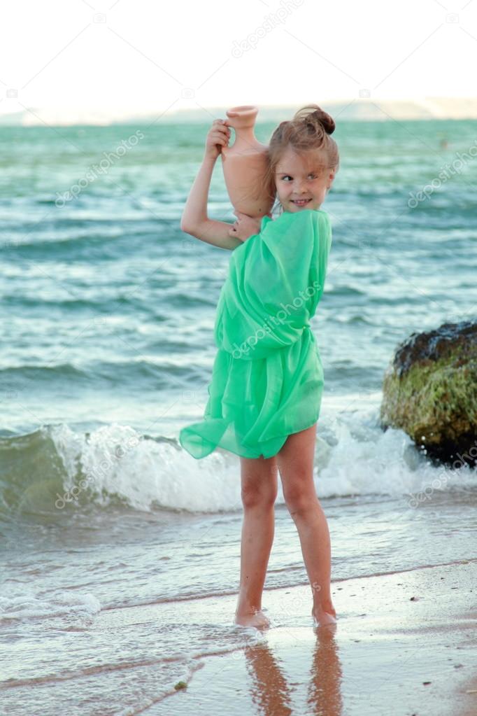 Niña sonriente griega en túnica sostiene antigua ánfora. — Foto de