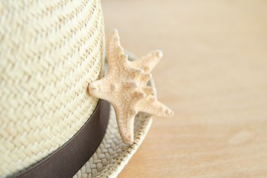 eski ahşap zemin üzerinde deniz yıldızı ve yaz şapka