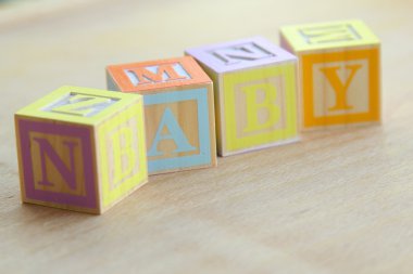 genç yaşta kolay öğrenme için alfabe. çocuklar tahta bloklar yazım