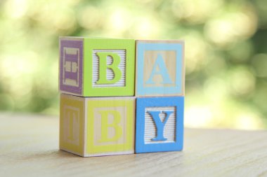 Word bebek çocuk ahşap bloklar için ilk öğretim alfabesi ile kaplı