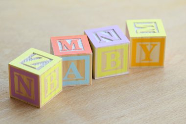 Word bebek çocuk ahşap bloklar için ilk öğretim alfabesi ile kaplı