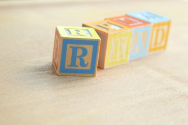 Çocuk alfabesi bloklardan kelime okumak