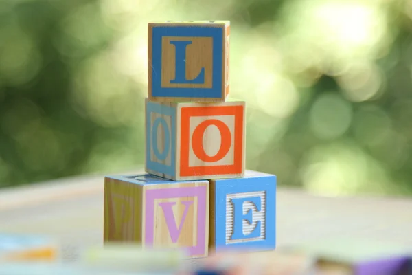 Alphabet für leichtes Lernen in jungen Jahren. Kinder Holzklötze Rechtschreibung — Stockfoto